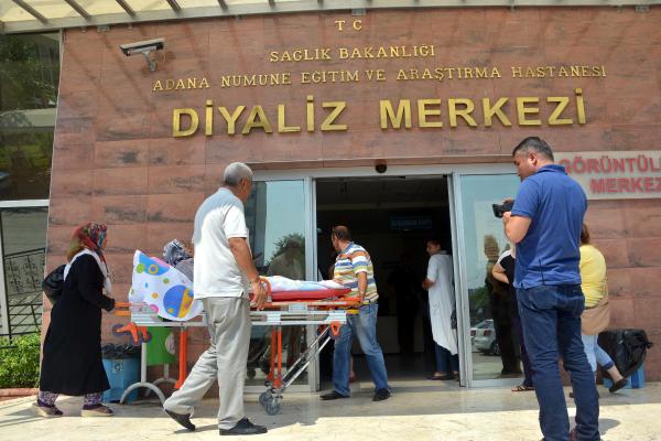 Asansörler kapatıldı, diyaliz hastaları çarşafla taşınıyor