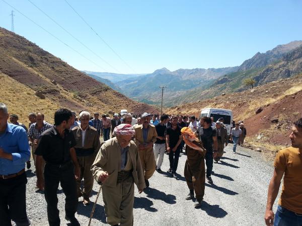 Şemdinli'de PKK'nın köprü bombalamasına köylülerin isyanı