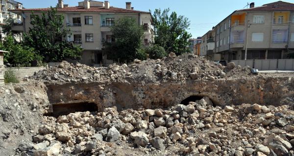 İnşaatın temel kazısında tarihi yapı ortaya çıktı
