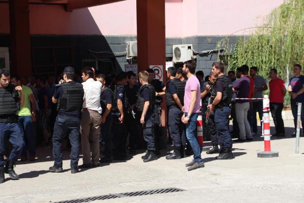 PKK'lılar uzman çavuşun bulunduğu araca ateş açtı: Sürücü öldü, uzman çavuş ve bir çocuk yaralı