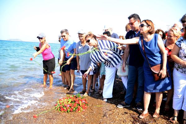 Minik Aylan'ın can verdiği yerde denize çelenk bırakıldı