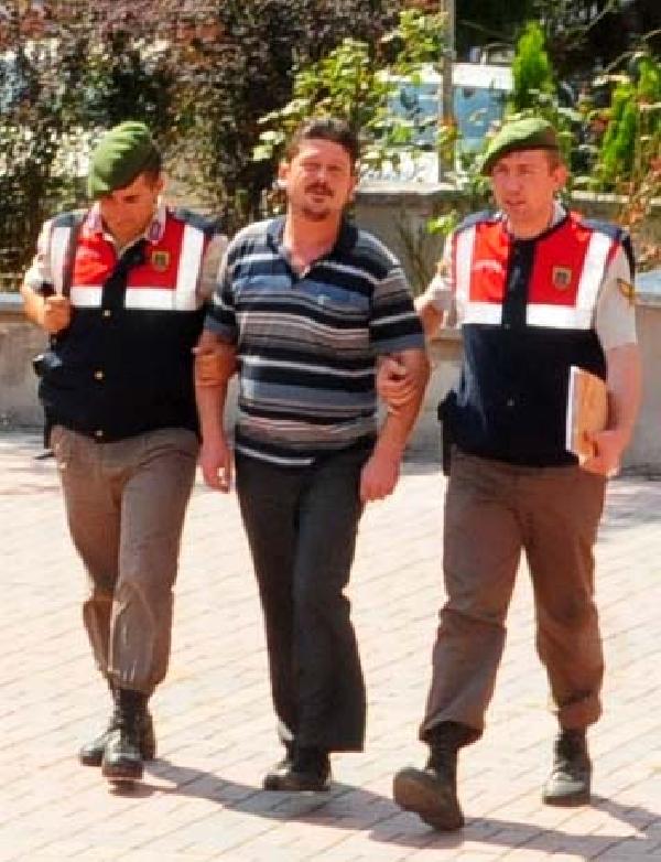 Evinde esrar ve hintkeneviriyle yakalandı
