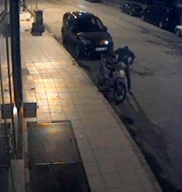 Motosiklet hırsızları güvenlik kamerasına yakalandı