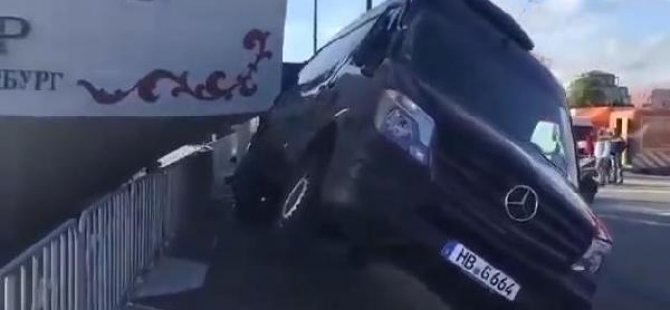 Almanya’da gemi minibüse çarptı