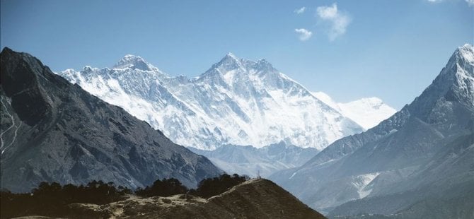 Everest'te sezonda 11 kişi öldü