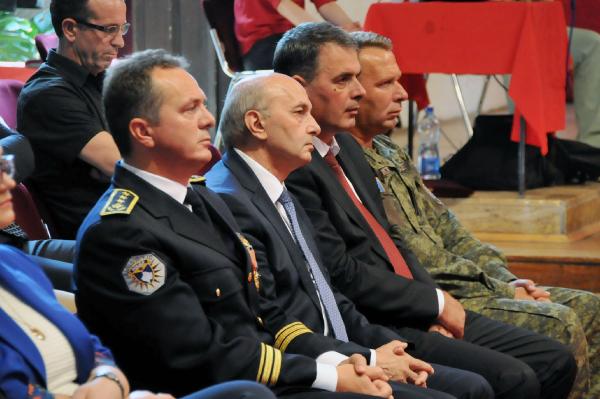Kosova polisinin 16. kuruluş yıldönümü kutlamasında başbakan protestosu