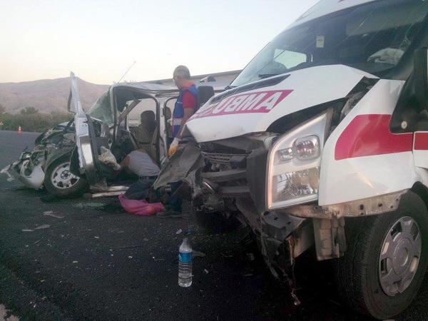 Elazığ'da ambulans otomobille çarpıştı: 7 yaralı