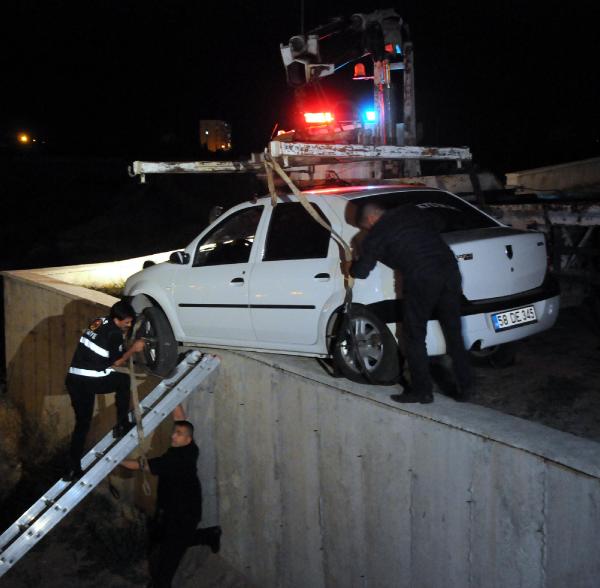 Askıda kalan otomobili ahtapot çekici kurtardı