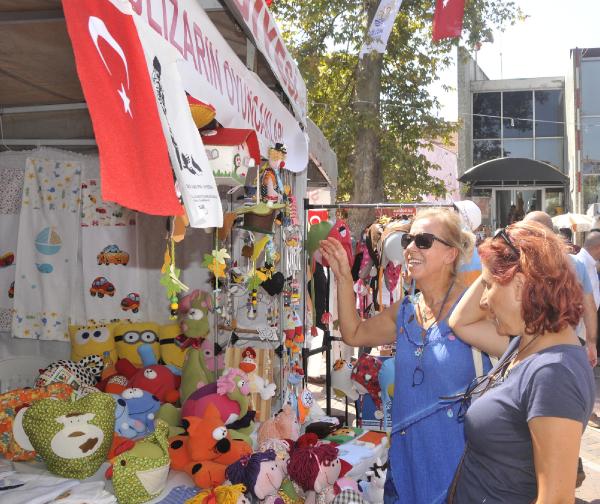 Gölcük'te 6'ncı Uluslararası Nakışlı Kırkyama Şenliği başladı