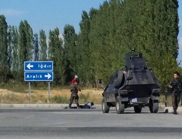 Polisi görünce kaçmak isteyen 2 kişi yakalandı