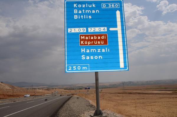 PKK baraj yolunda bomba patlattı, yol kullanımaz hale geldi