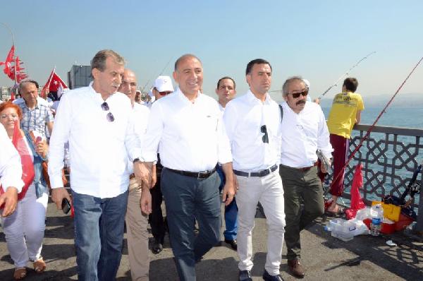 CHP'liler beyaz giyip Galata Köprüsü'nde yürüdü