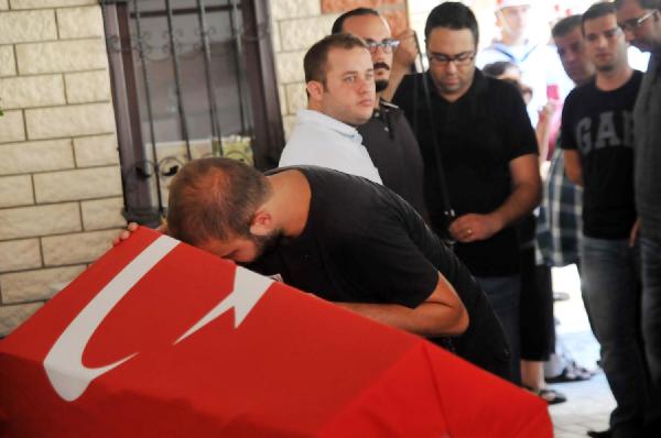 5'inci kattan atlayarak intihar eden asker toprağa verildi