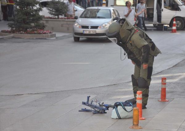 Kırıkkale Belediyesi önündeki şüpheli çanta korkuttu