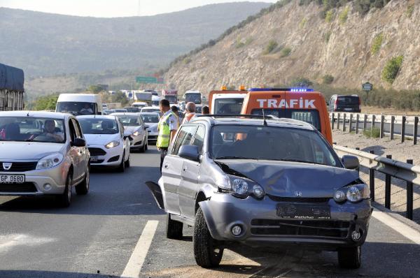 TEM'de zincirleme kazada 7 araç çarpıştı: 12 yaralı