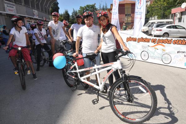 Görme engelliler,gören gözlerle pedal çevirdi