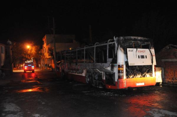 Durdurdukları otobüsü benzin dökerek yaktılar