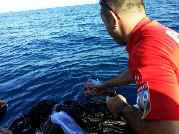 Kite sörf yapan pilot ölümden döndü