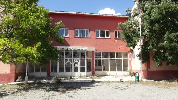 Liseli cocuk köpeğin peşinden koşarken akıma kapıldı
