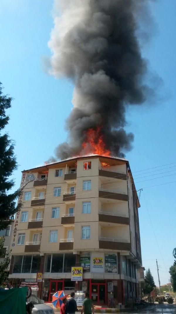 Boş öğrenci apartındaki yangın korkuttu