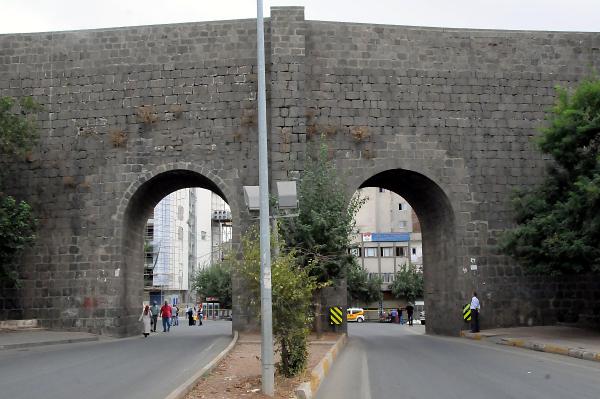 Diyarbakır kent merkezinde polise roketatarlı saldırı: 2 şehit, 3 yaralı (3)
