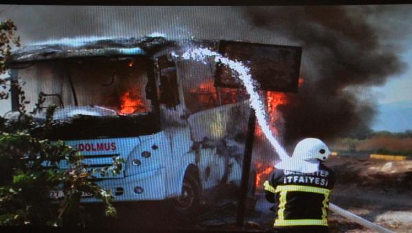 İslahiye'de seyir halindeki midibüs yandı
