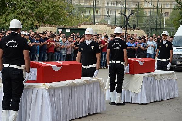 Diyarbakır kent merkezinde polise roketatarlı saldırı: 2 şehit, 3 yaralı (5)