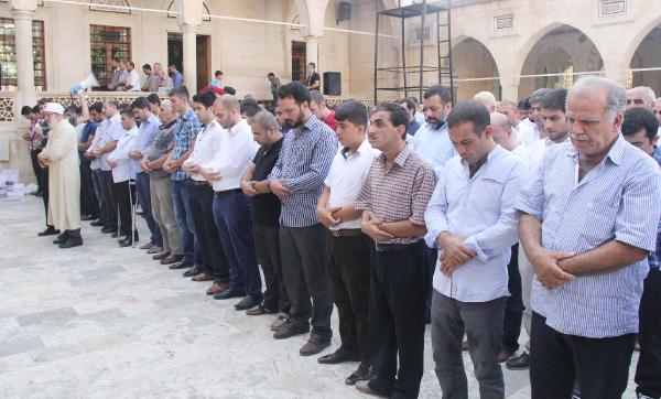 Aylan için gıyabi cenaze namazı kılındı