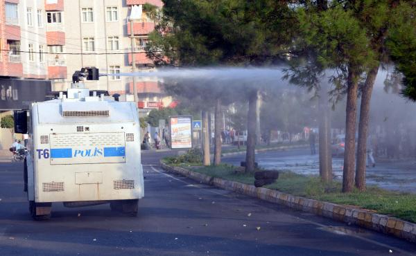 Diyarbakır'da HDP ve DBP'lilerin gösterisinde olay çıktı