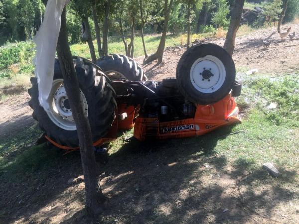 Traktör devrildi: 2 ölü, 1 yaralı
