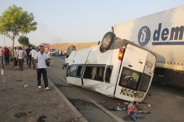 Şanlıurfa'da tarım işçilerini taşıyan minibüs devrildi: 14 yaralı