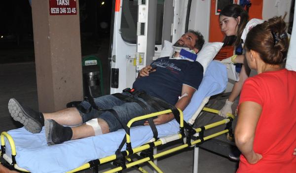 Yoldan çıkan midibüs tepeye çarptı: 12 yaralı