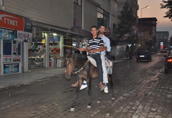 Motosikletlerine kesilen cezayı at binerek protesto ettiler