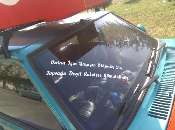 Otomobilinin üzerine koyduğu bayraklı tabut ile teröre tepki gösterdi