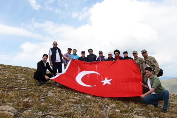 Vali Deniz, 3 bin metrelik Cin Dağı zirvesinde bayrak açtı