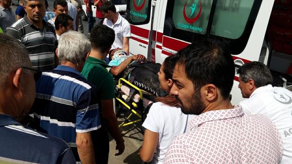 Kavşakta otomobil ile motosiklet çarpıştı: 3 yaralı