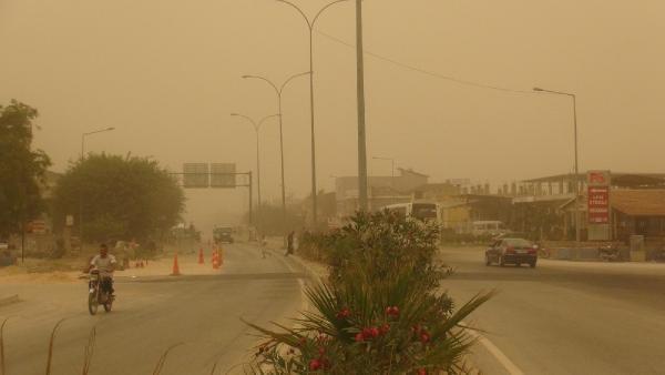 Dust cloud creep over Turkey’s Hatay though Syria border