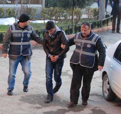 Yaşlı kadını dolandıran 2 kişi yakalandı