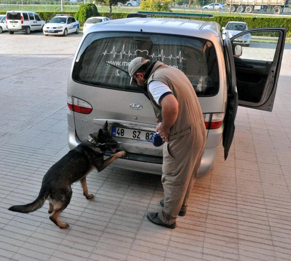 Cenaze aracı görünümlü minibüste 200 kilo eroin ele geçti
