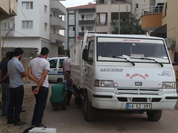 Kamyonetin altında kalan bisikletli çocuk öldü
