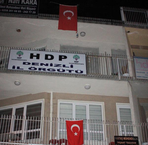 Öfkeli grup HDP binasına yürümek istedi