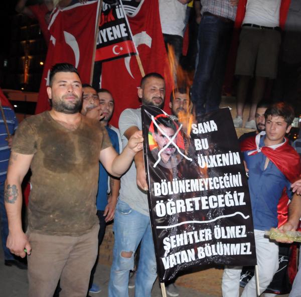 Giresun’da terörü protesto eden grup Öcalan’ın posterini yaktı