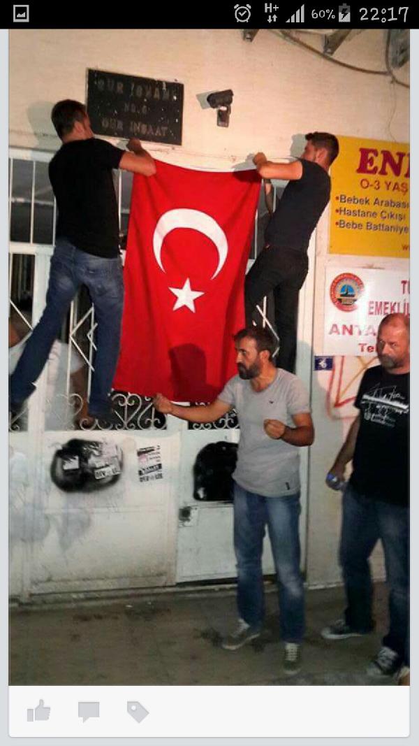 Antalya’da HDP binasına Türk bayrağı astılar