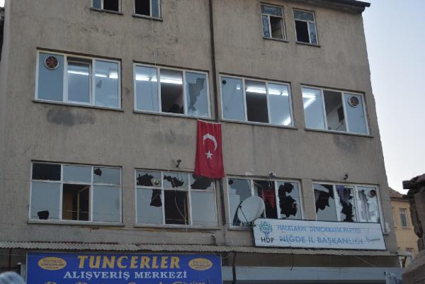 Nigde'de HDP il binasına saldırdılar