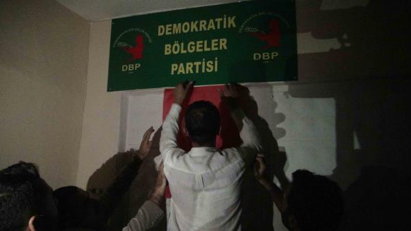HDP Binasına Türk Bayrağı astılar