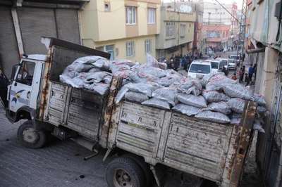 Kömür dolu kamyonet duvara çarptı: 2 yaralı