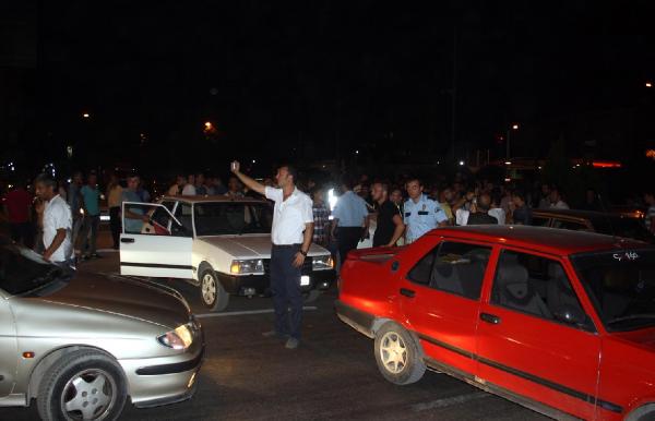 Teröre tepki için yolu trafiğe kapattılar