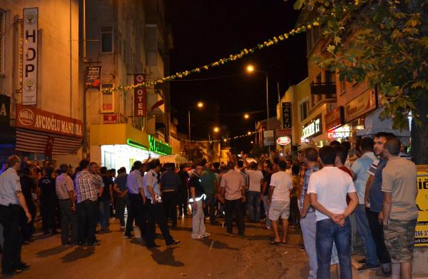 Edremit'te HDP binası taşlandı, tabelası indirildi