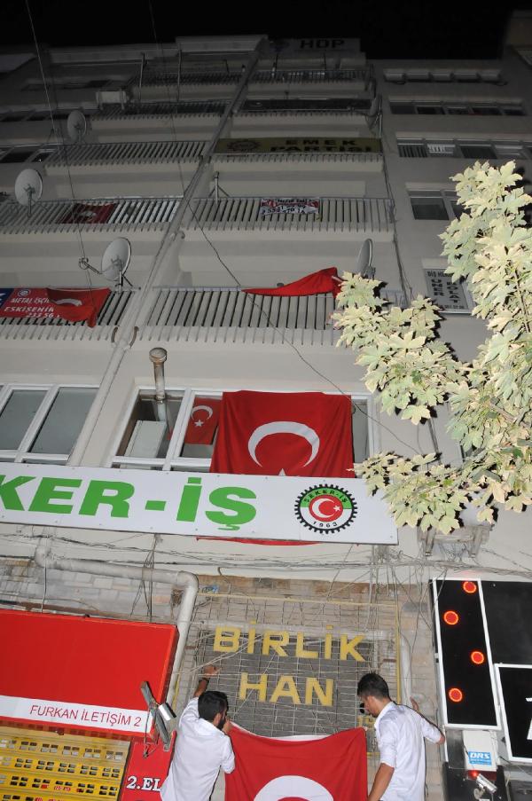 Eskişehir'de HDP il örgütünün bulunduğu iş merkezi girişinde Türk Bayrağı astılar