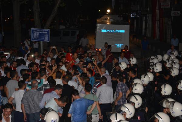 HDP İl binasına girmeye çalışan gruba biber gazlı ve tomalı müdahale